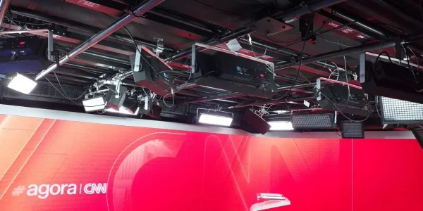 estudio CNN arara azul comerciall